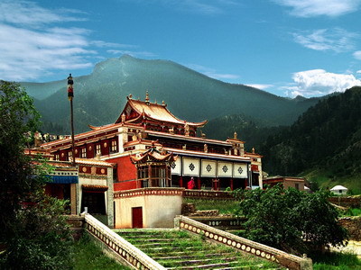 中国古代的一个民族,即犬戎,也称西戎,活动于今陕,甘一带,猃,岐之间.