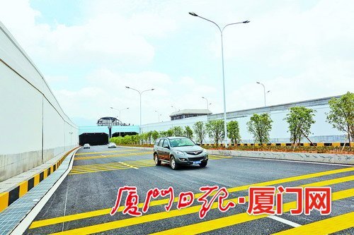 灌新路(海翔大道-新阳大道段)试通车(本报记者王协云摄)