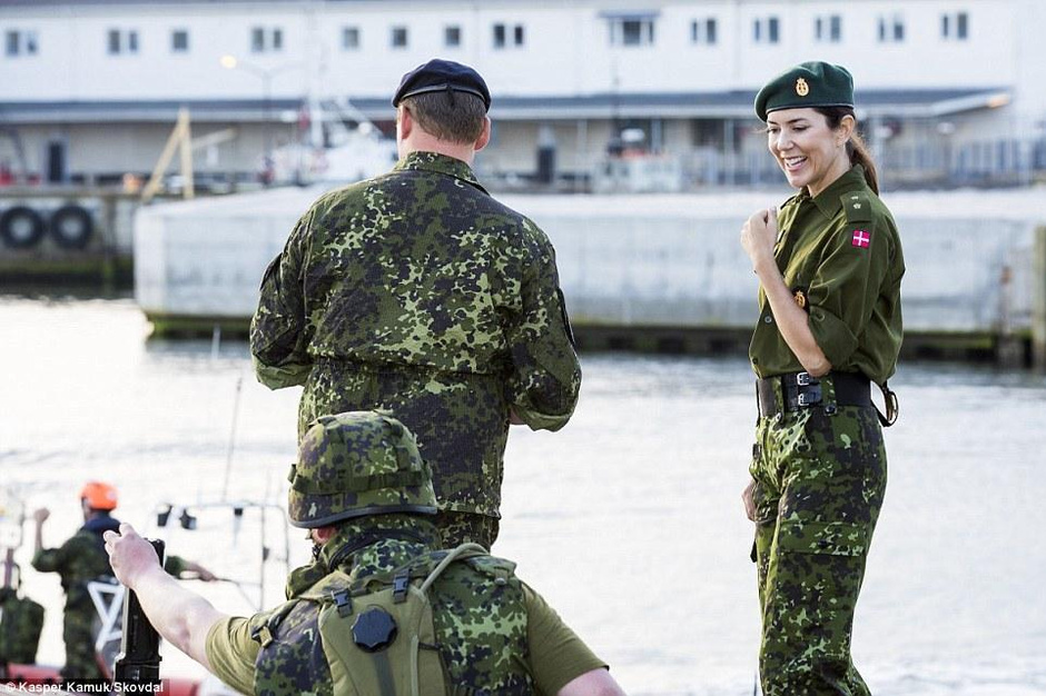 丹麦太子妃全副武装参加军演 持枪姿势太帅