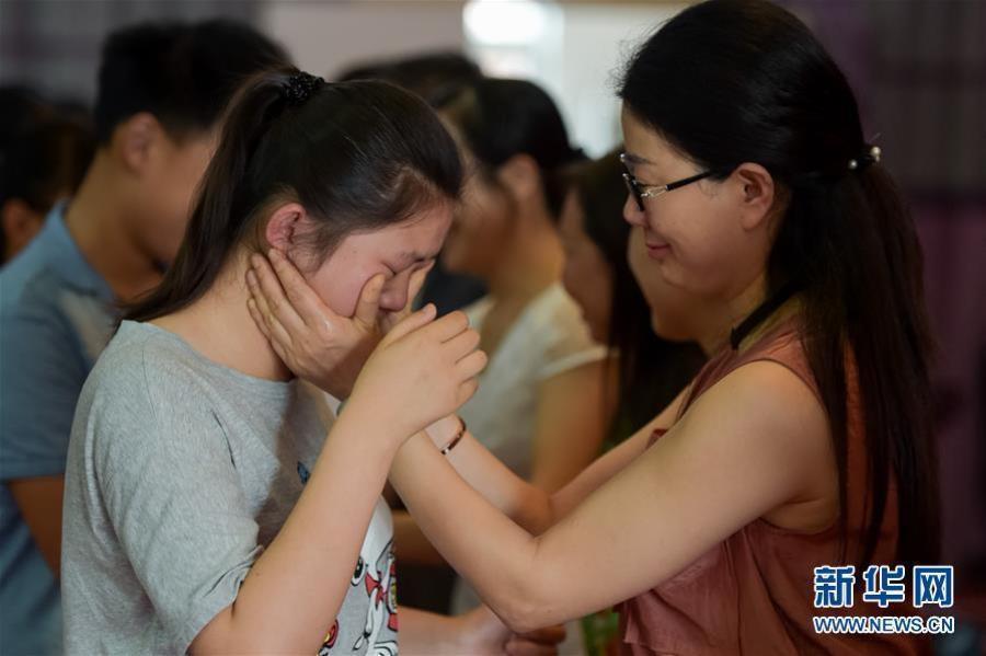 毕业挥泪告别 老师为学生擦拭泪水