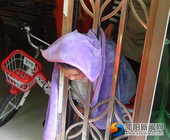 儿童头部被卡铁闸门栏杆空挡中 邵阳消防紧急救援