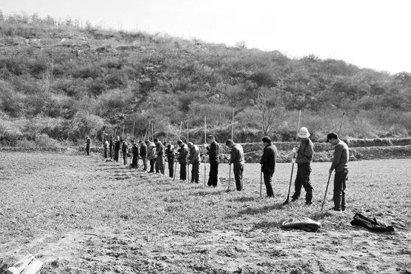 考古队员用洛阳铲进行前期勘探.