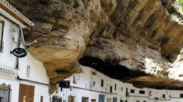 【村子】世界上最奇特村庄，巨石压了几百年，村民顾虑的事情来了