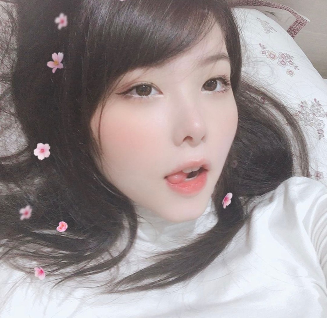 mayumi更新ins晒美照并表白:lpl我爱你