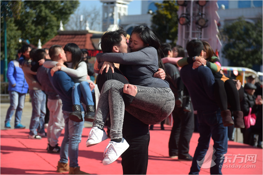 上海欢乐谷举行接吻大赛 情侣"晒吻"秀浪漫