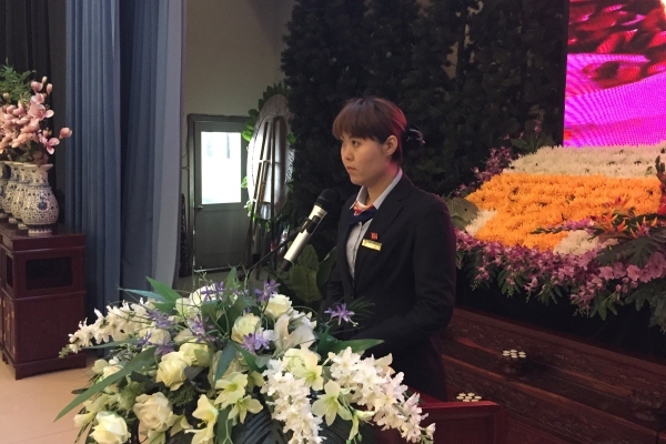 在天津市第一殡仪馆,有一位"3000元文明殡仪服务热线"的引导员,她名叫