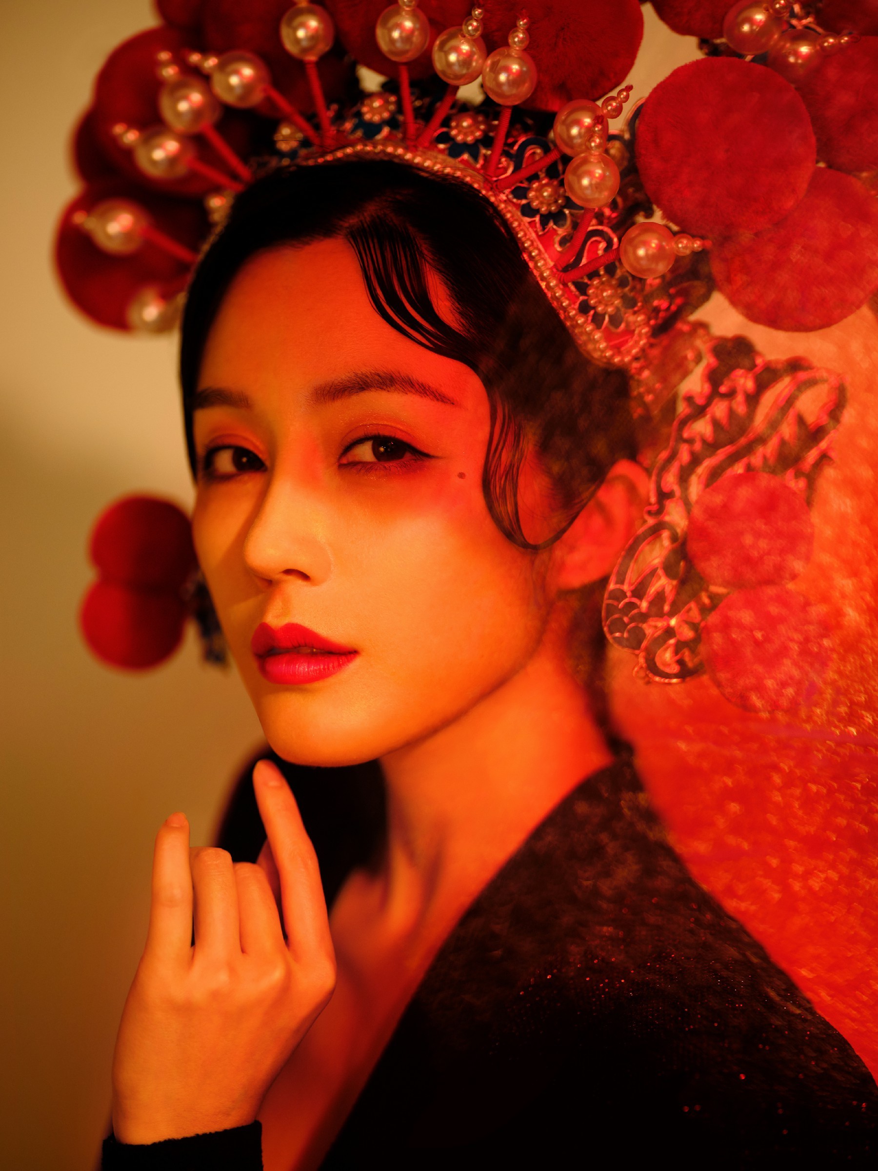 而几张手拿粉色花枝的图里,退去华丽的戏剧装扮的汤晶媚,虽然妆容清理