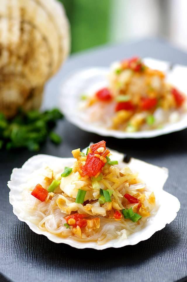 吃完扇贝还要把剩余的蒜蓉舔一舔