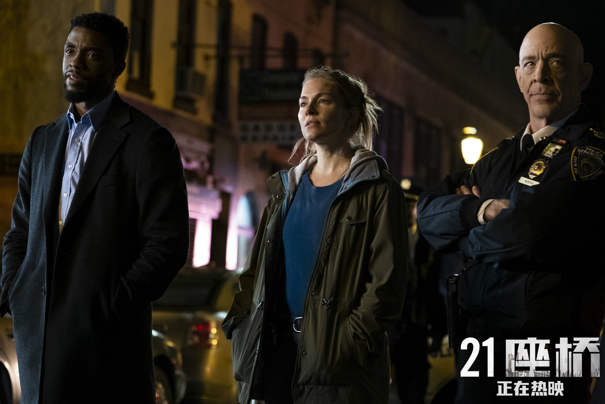 作为2021年首部好莱坞警匪爽片,电影《21座桥》讲述了一个刺激紧张的