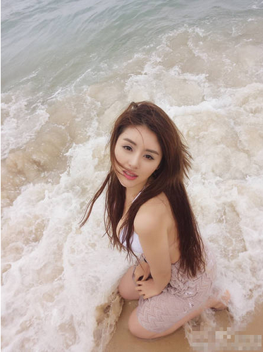 女主播张琪格晒近照 网友大惊:腿长一米六