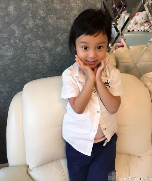 熊孩子甜馨自己理发 刘海剪成狗啃式