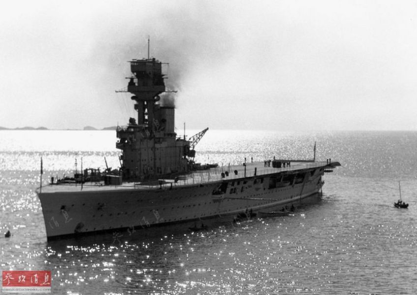 图为1931年,即将驶离中国烟台港的英国海军竞技神号航母