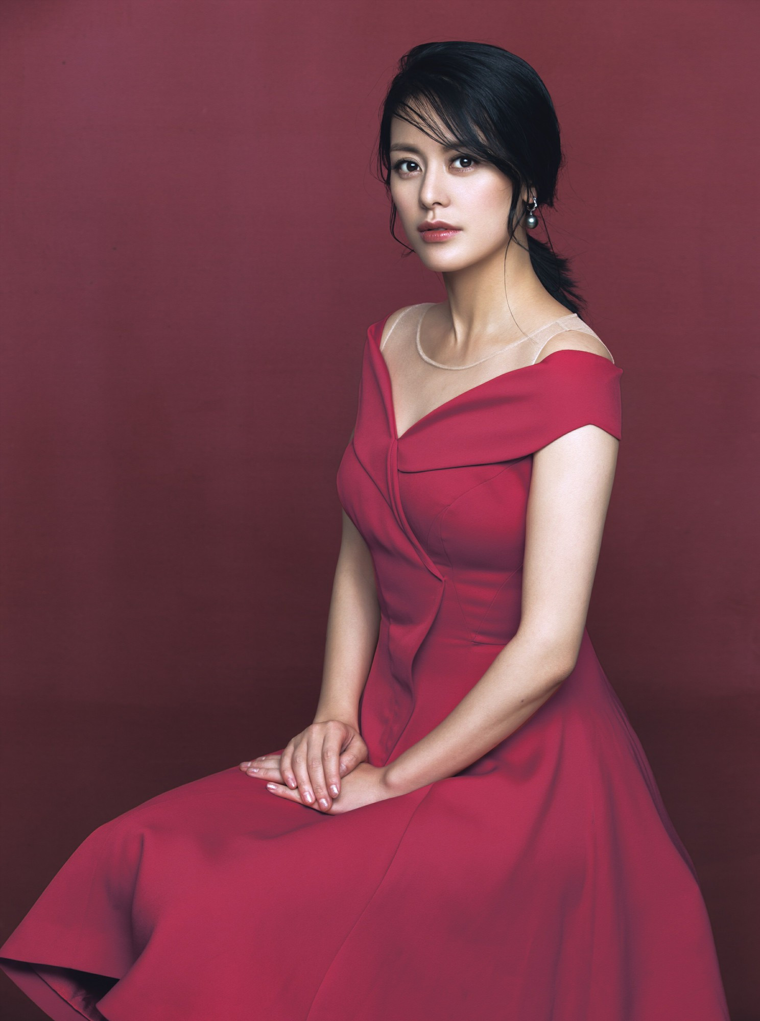 王力可全新优雅时尚大片 眼眸星光风采迷人