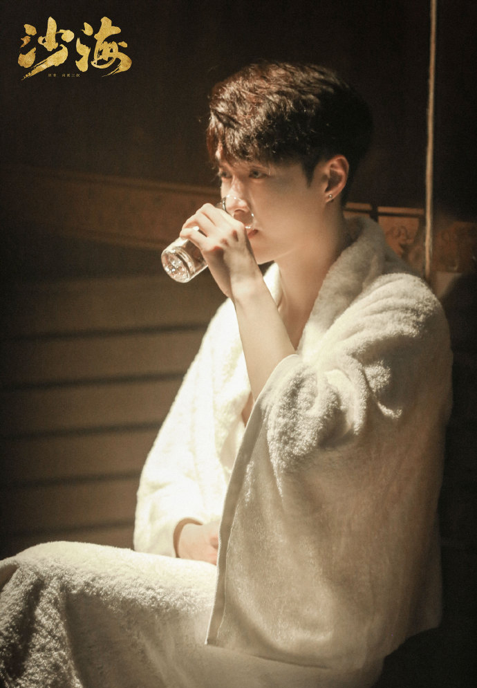 张艺兴《沙海》上线解雨臣 网友:实名制承包泡澡的花爷