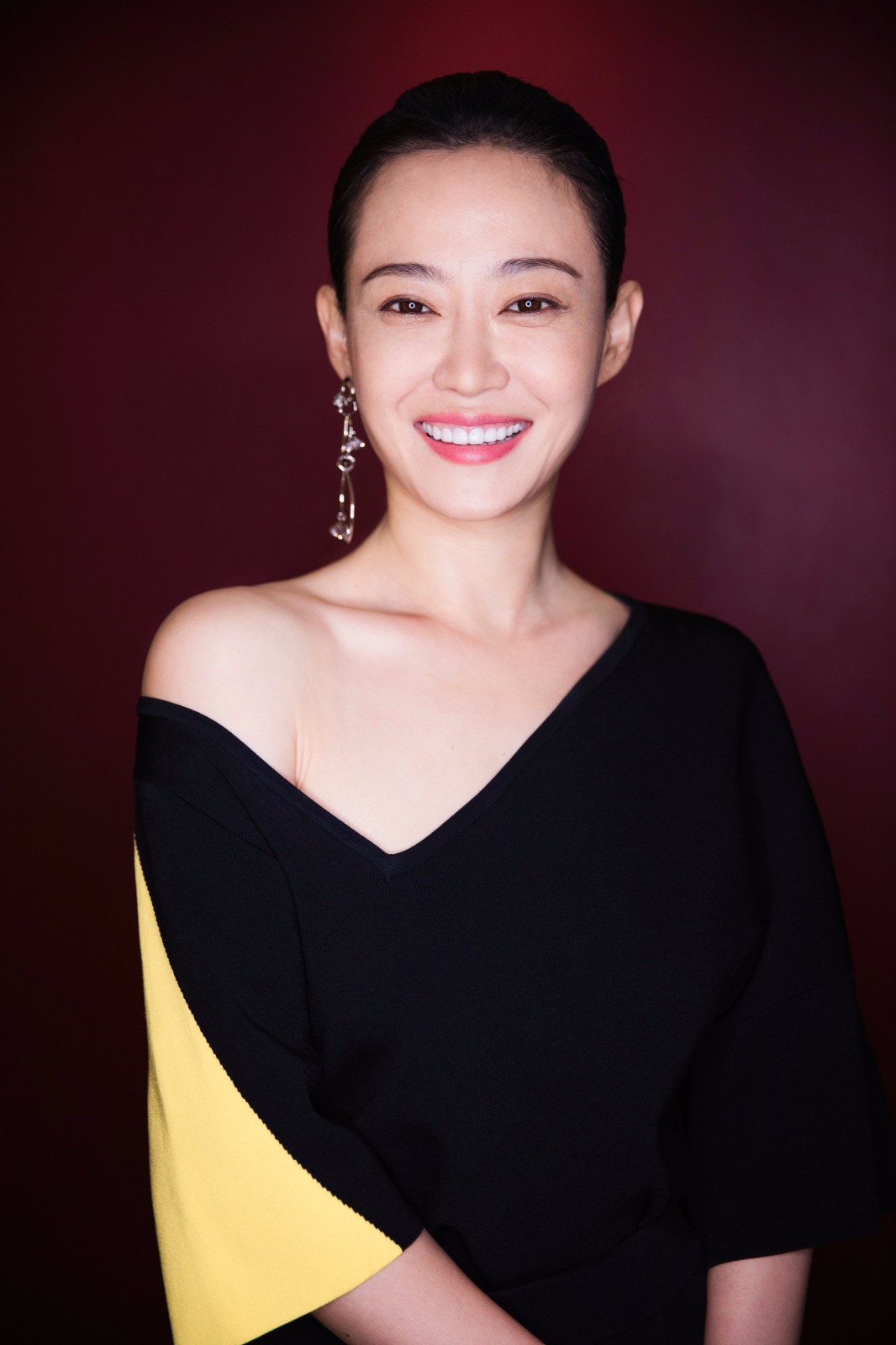 谭卓携新作亮相上影节多套造型一展"高级美"