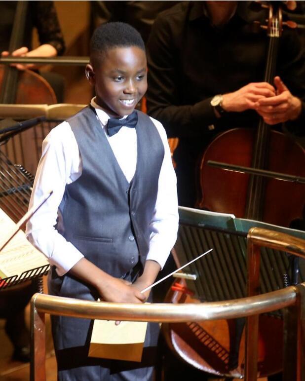 11岁英国小孩奇才马修史密斯成为世界最年轻的乐团指挥