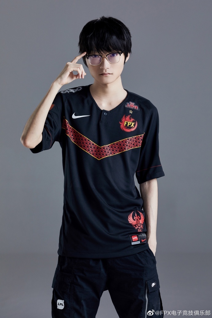 fpx帅气定妆照第二弹:金贡化身歌神 doinb带宠物出镜