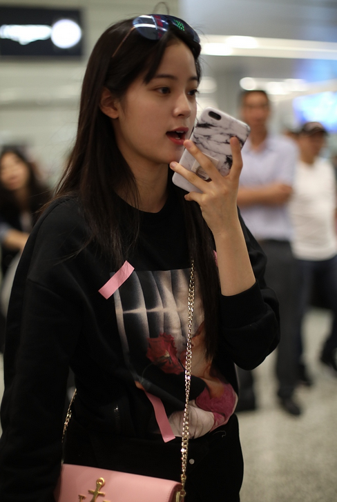 欧阳娜娜叼棒棒糖甜笑不停可爱俏皮