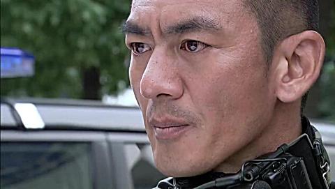 农村特种兵队长龙飞虎和特警队长前妻因女儿抱在一起, 领导很欣慰