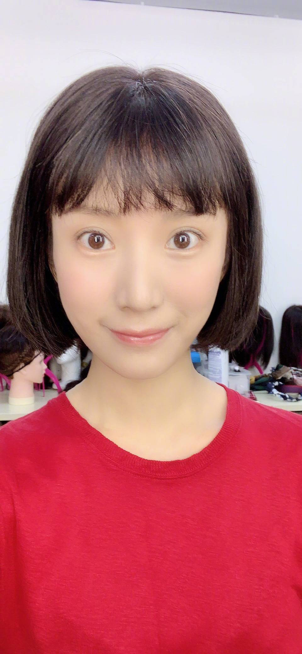 组图:李念晒短发新造型 气质清纯可爱秒变学生妹