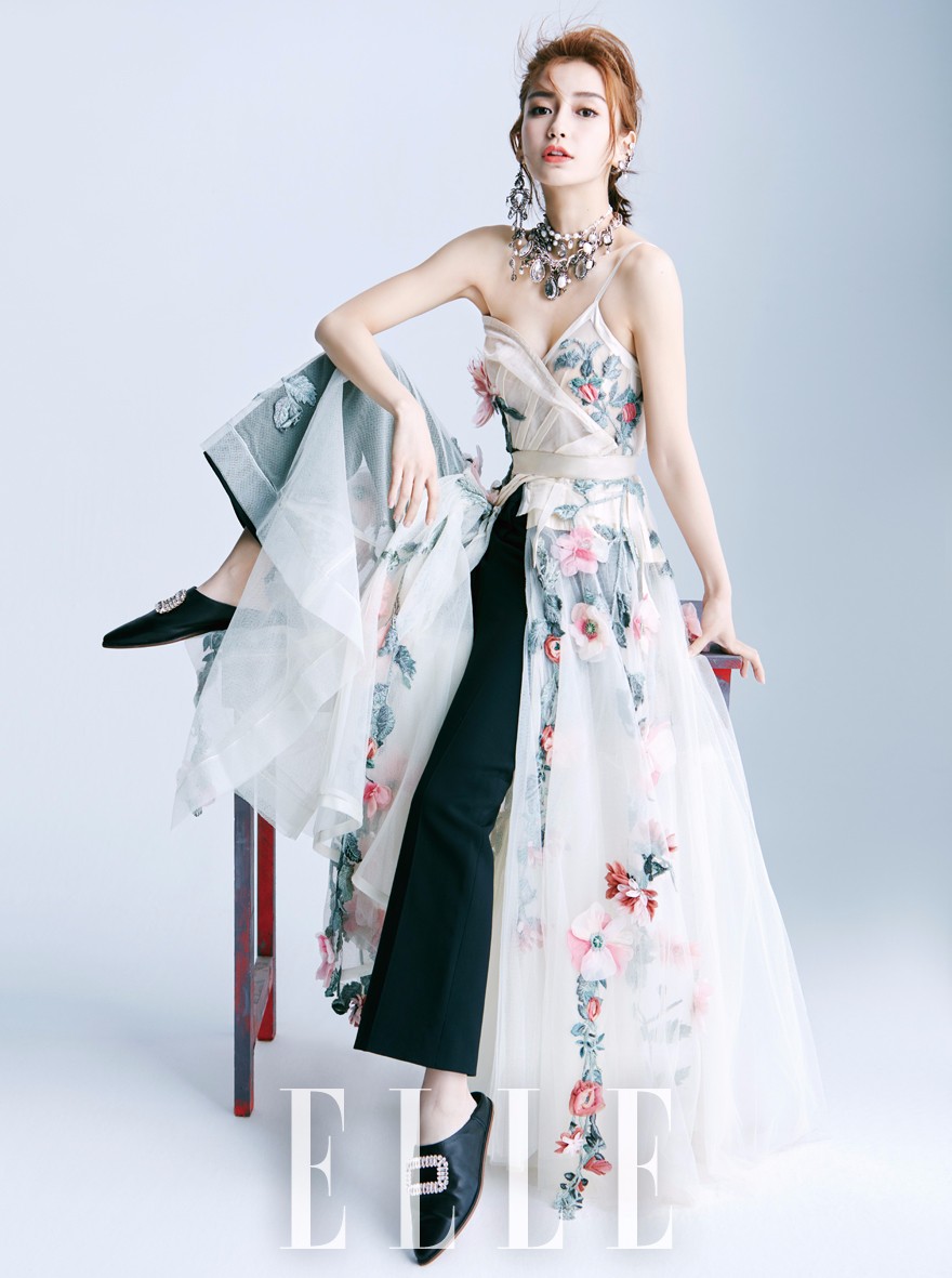 明星 正文 360娱乐讯 近日,angelababy再登杂志封面,并曝光一组少女心