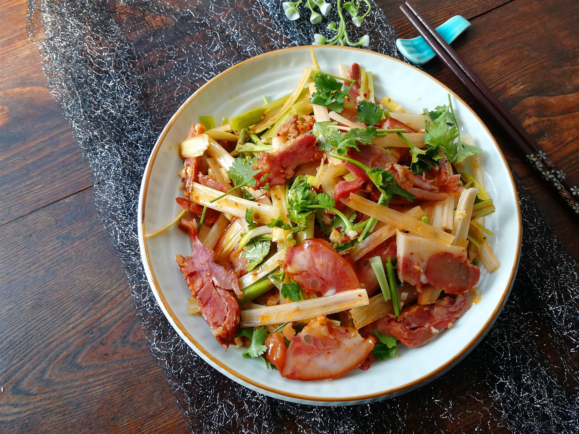 猪头肉已经有盐味了 小贴士:盐要少放,猪头肉已经有盐味了,大蒜和大葱