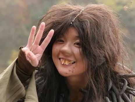 这个乞丐的扮相还真是很像个真乞丐,不过大家能认出这是哪个女星吗?