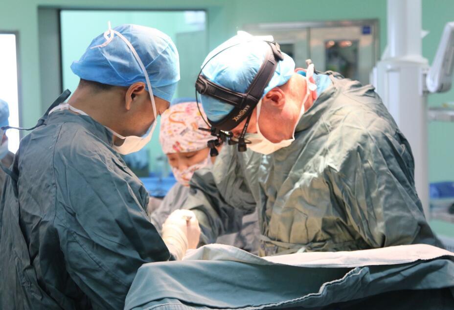 美国专家团队来内蒙古包钢医院开展手术救治与技术协作