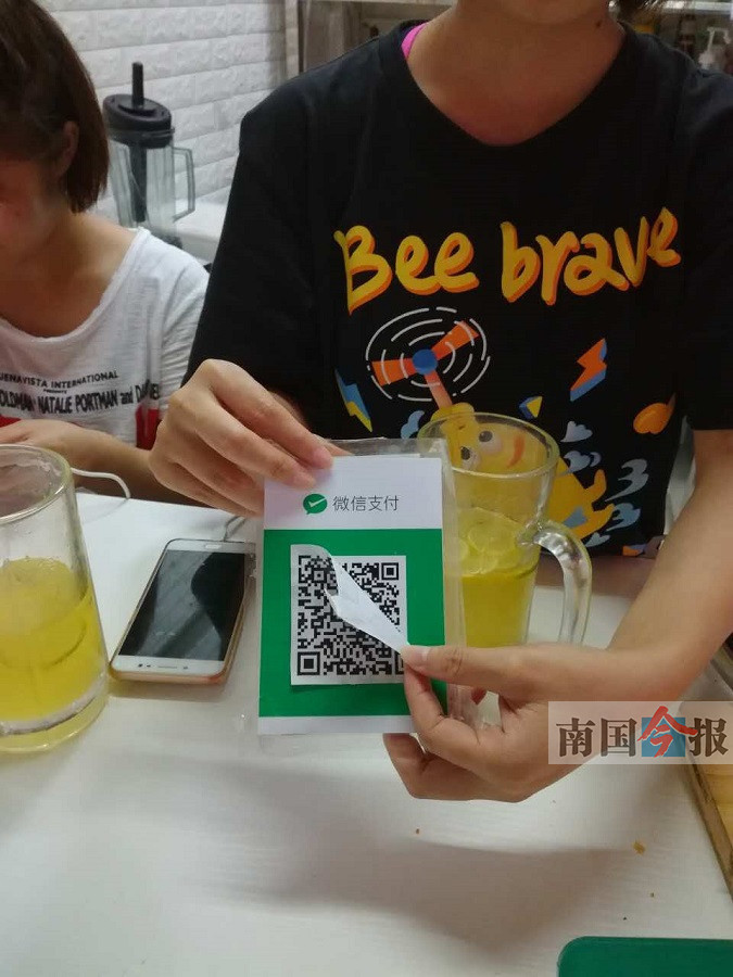 顾客扫码付款商家没收到钱?原是二维码被动了手脚