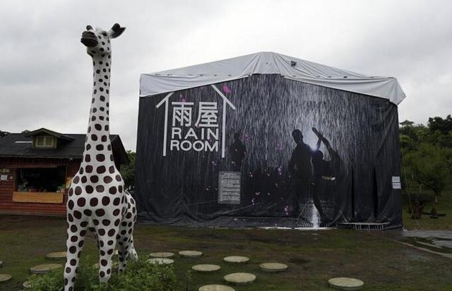神奇"雨屋"亮相重庆沙坪坝 游客雨中漫步不会湿身