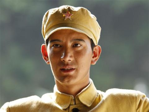 上演,号称"东北虎"的我方英雄刘玉堂智斗土匪头目"钻山豹"的故事更