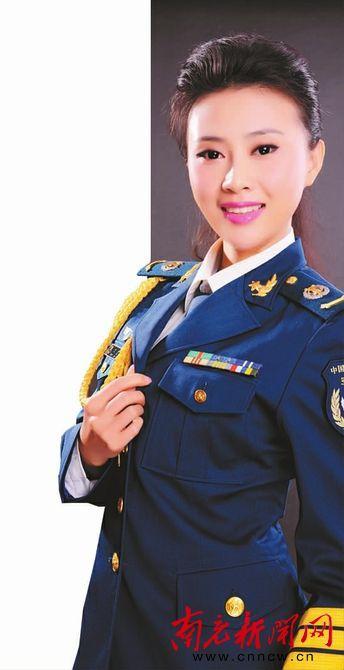 者均为空政文工团独唱演员李美怡, 她是南充籍著名歌唱家陈小涛的妻子