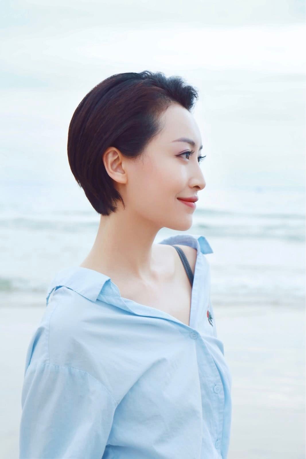 知性美强气场全hold住无压力 杨菲洋《像我们一样年轻》杀青