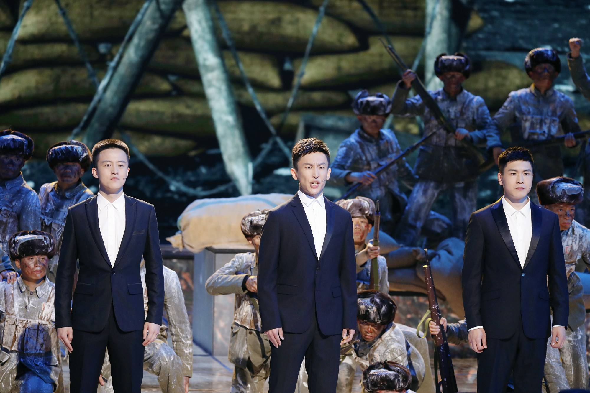 侯佳伟亮相央视五四晚会特别节目共谱英雄赞歌