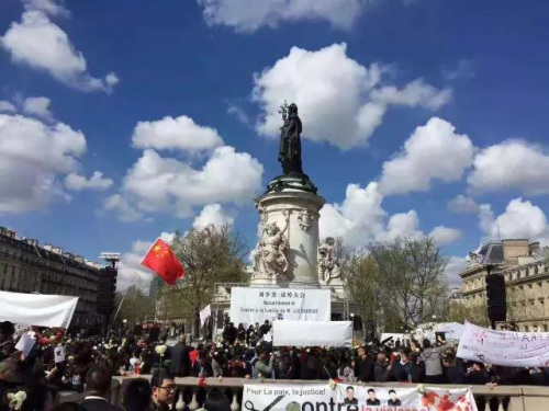 数千旅法华人悼念被射杀侨胞 法媒报道秀"下限"