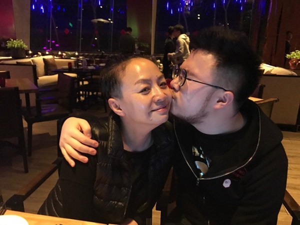 宋丹丹晒与儿子合影 暗讽小鲜肉毛病多 网友:快说暗讽的谁!