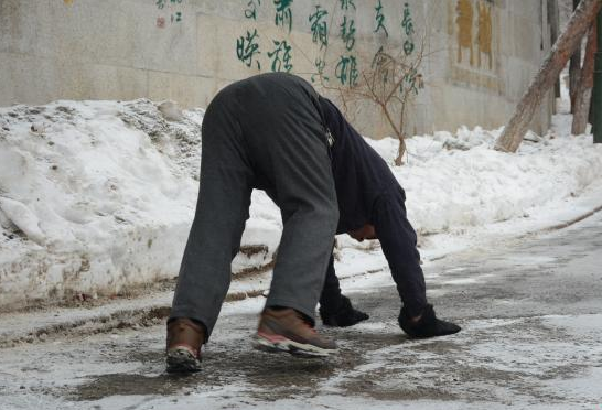 六旬老汉公园内双脚双手着地爬行称是为"治病"