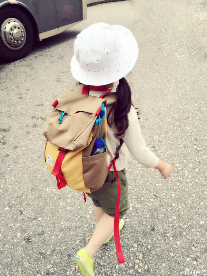 小芈月刘楚恬晒出游美图 打扮洋气气质好