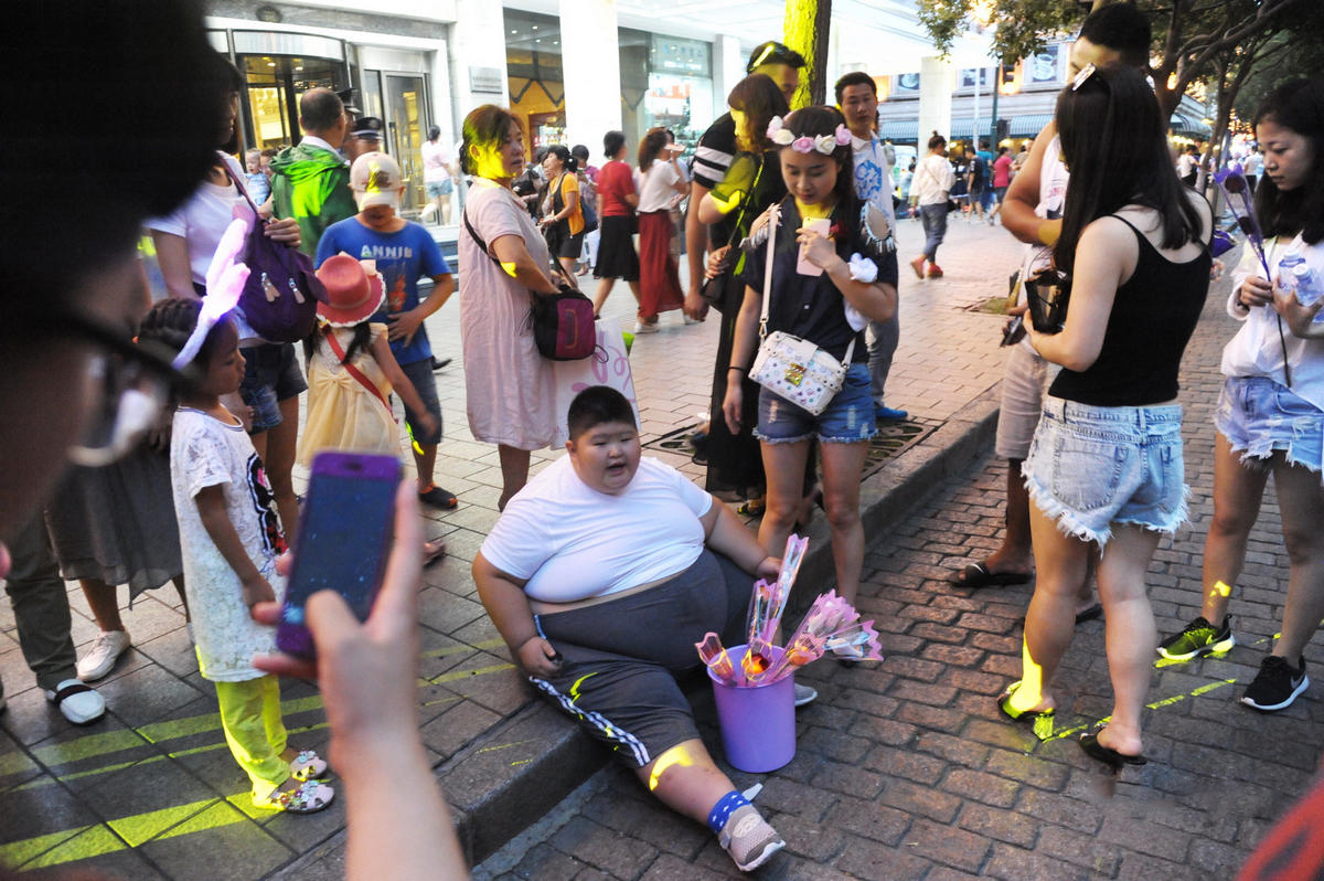 9岁男孩患病最重时达334斤 上学成难题