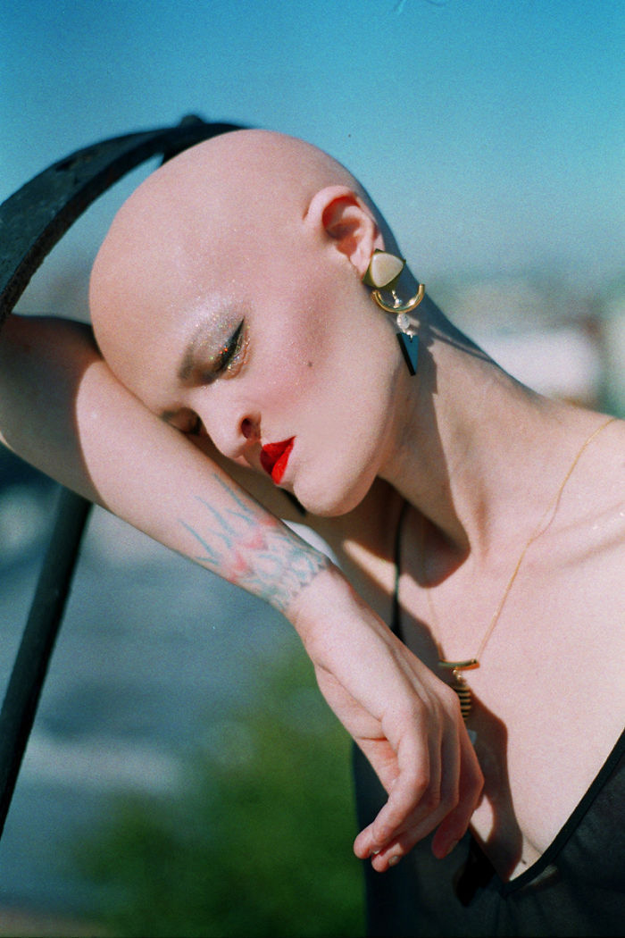 酷似外星人的她战胜了所有旧的时尚观