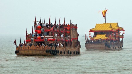 其中有气势磅礴,扣人心弦的"三英战吕布",有展现影视特技拍摄奥秘的"