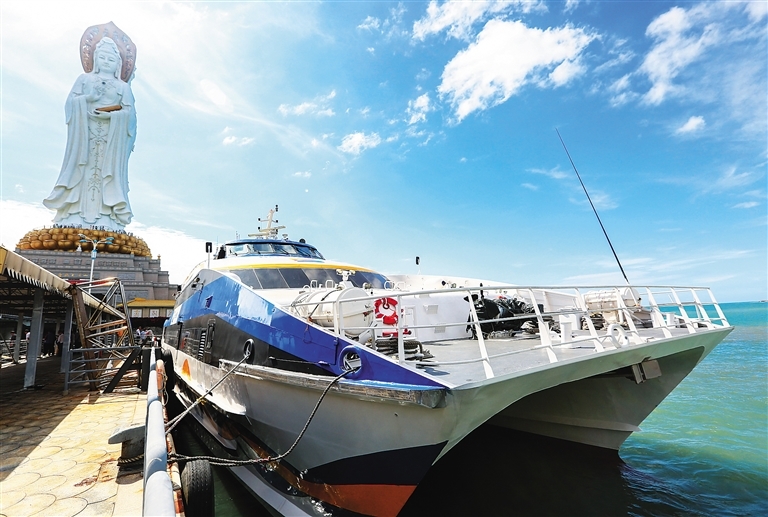 海南日报记者武威 特约记者陈文武 摄 1月25日10时许,一艘载有近200