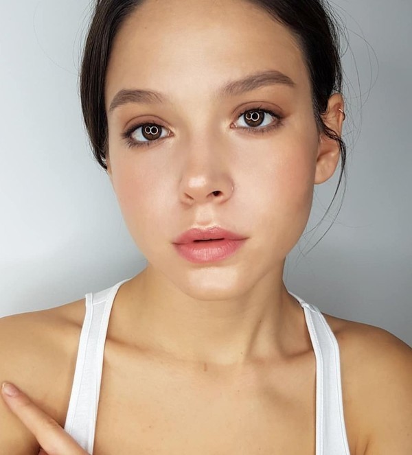 唇峰 如果有小仙女喜好翘而厚的嘴唇,想要达到丰唇效果的话,可以在唇