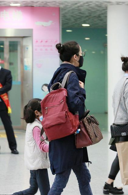 韩雪携女儿亮相机场 孩子又长大了一些