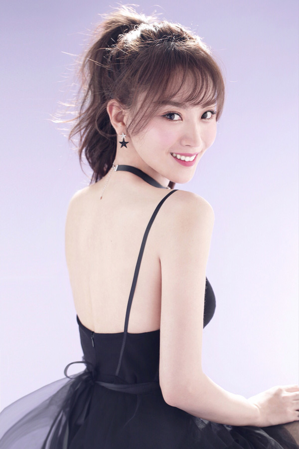 孙歌璐梦幻写真曝光 眼神温柔诠释多重魅力