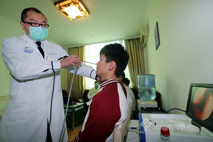 耳鼻喉检查.毛宇 摄