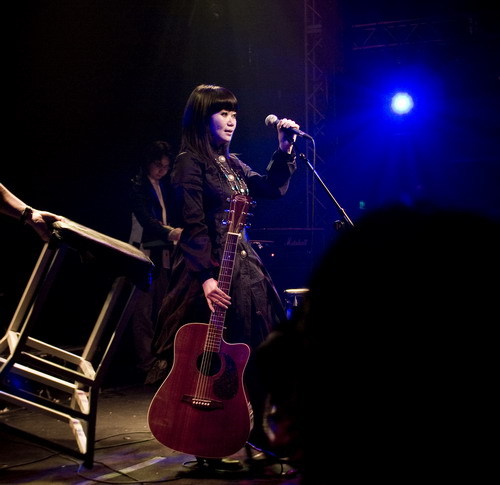 消息称女歌手吴虹飞网上扬言炸建委被拘  2.