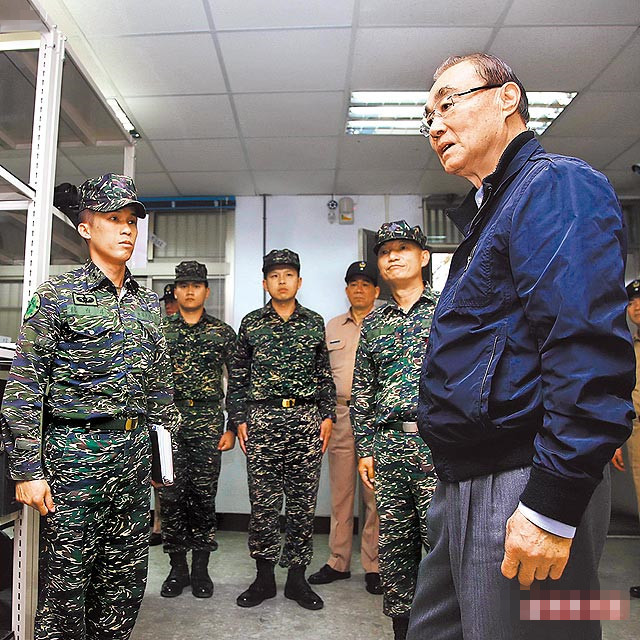 台湾防务部门负责人冯世宽(右)(图片取自台媒)