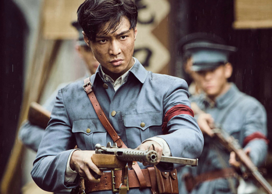 鹿晗也能这么黑?建军大业演龙套被抹成黑碳,秒变硬汉