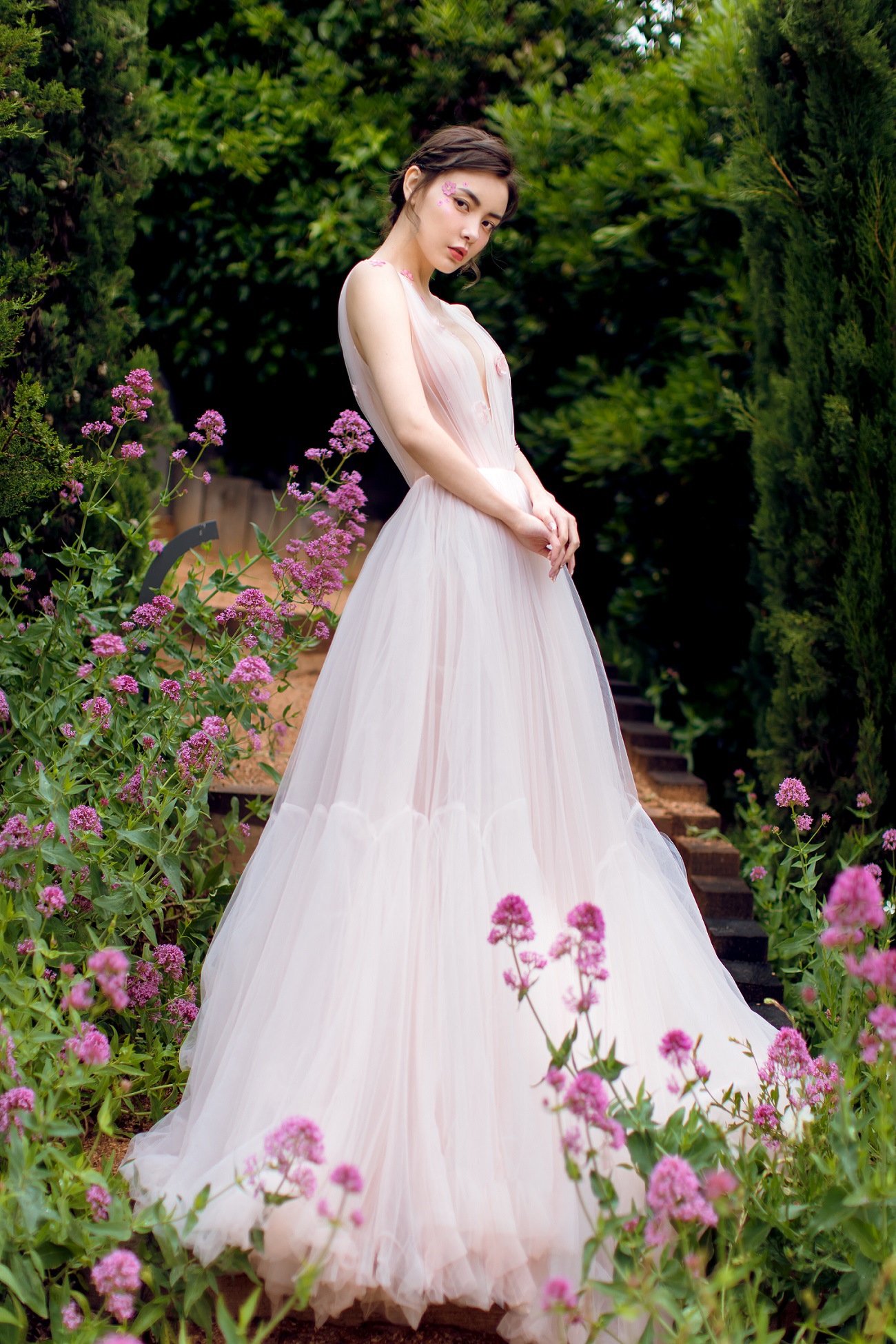 赵宇彤最新繁花写真 浪漫唯美宛若仙子